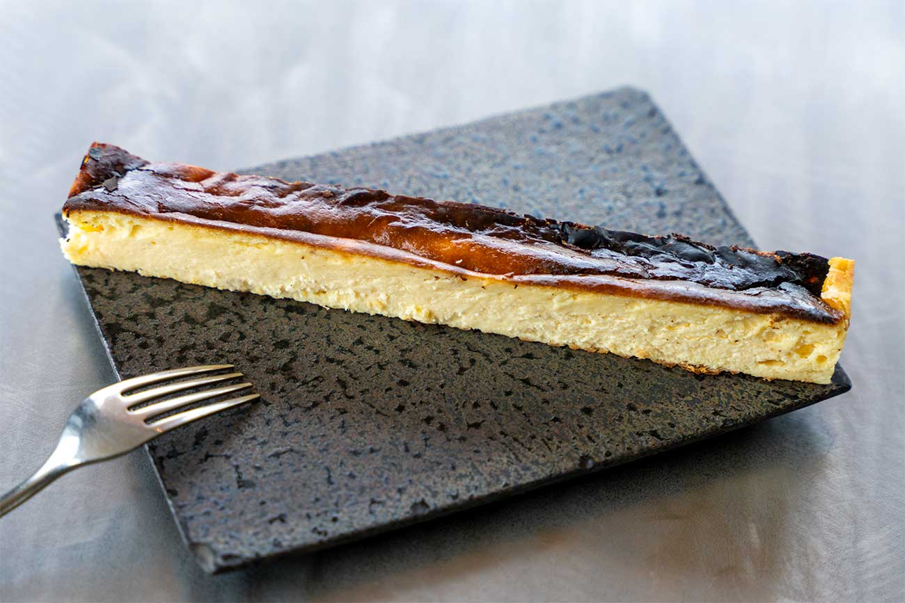 フェイマスニッチのカフェの手作りバスクチーズケーキ。香ばしく焼き上げた表面となめらかな食感が特長
