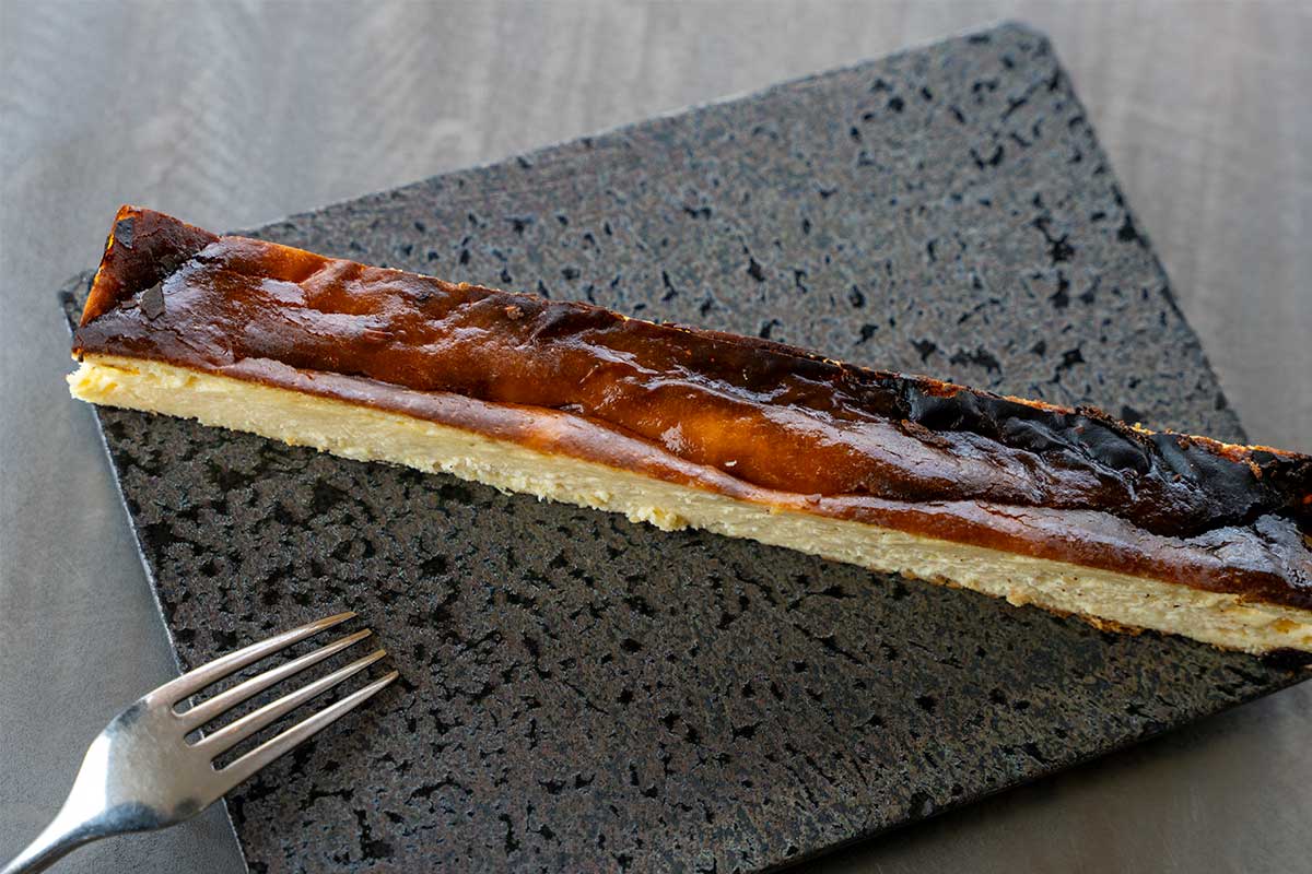 フェイマスニッチの手作りバスクチーズケーキ。香ばしく焼き上げた表面となめらかな食感が特長