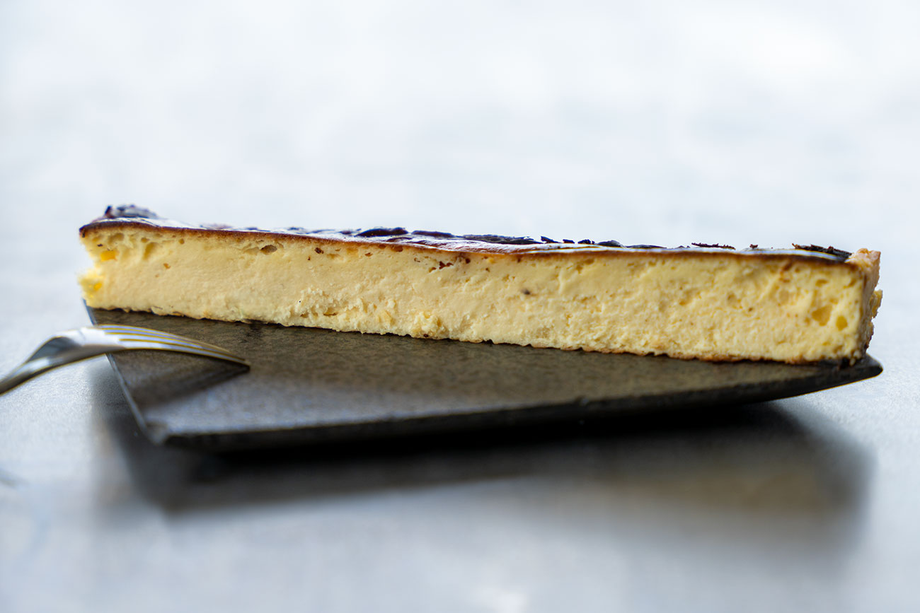 フェイマスニッチの手作りバスクチーズケーキ。香ばしく焼き上げた表面となめらかな食感が特長