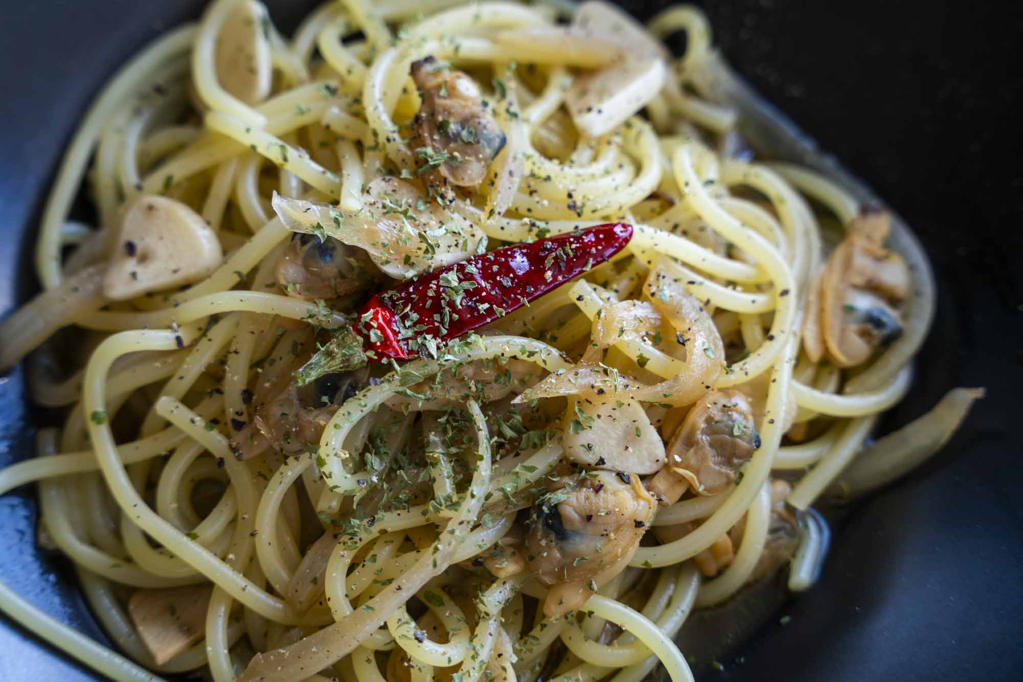 アサリとニンニクの香りが広がるボンゴレビアンコパスタ