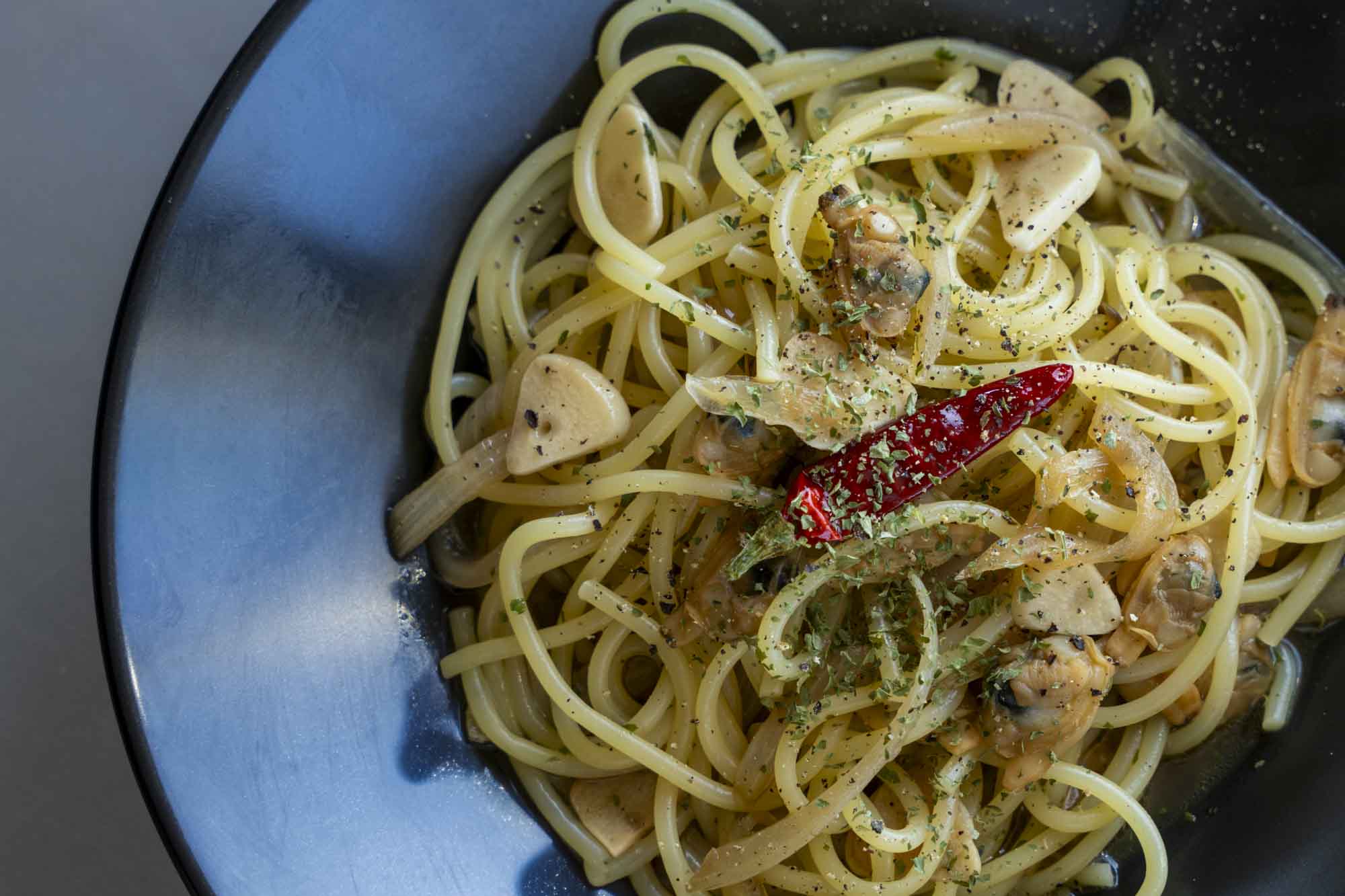 アサリとニンニクの香りが広がるボンゴレビアンコパスタ