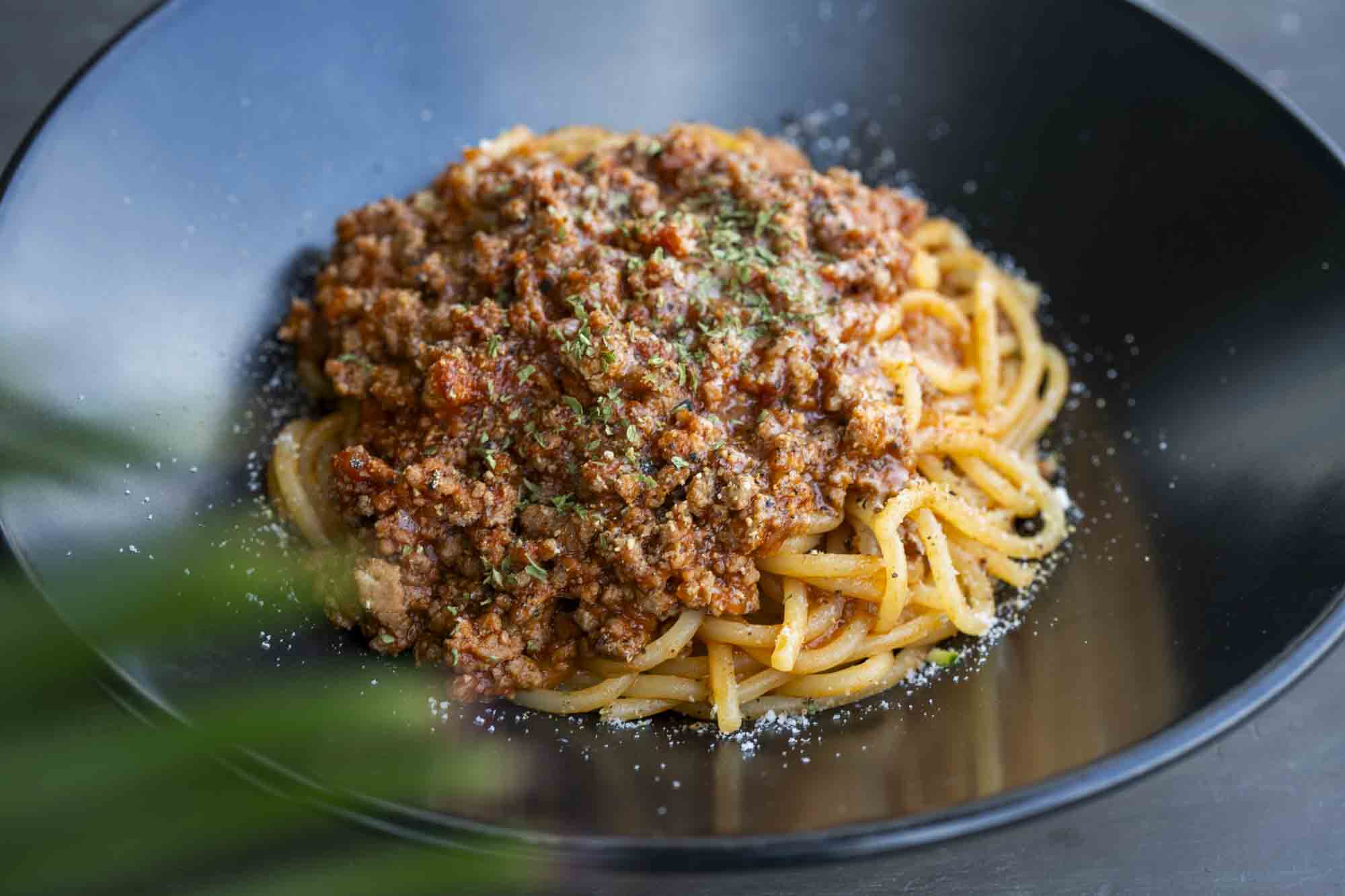 フェイマスニッチカフェのボロネーゼ。香味野菜と牛ひき肉を赤ワインとトマトで煮込んだ深みのあるパスタ。