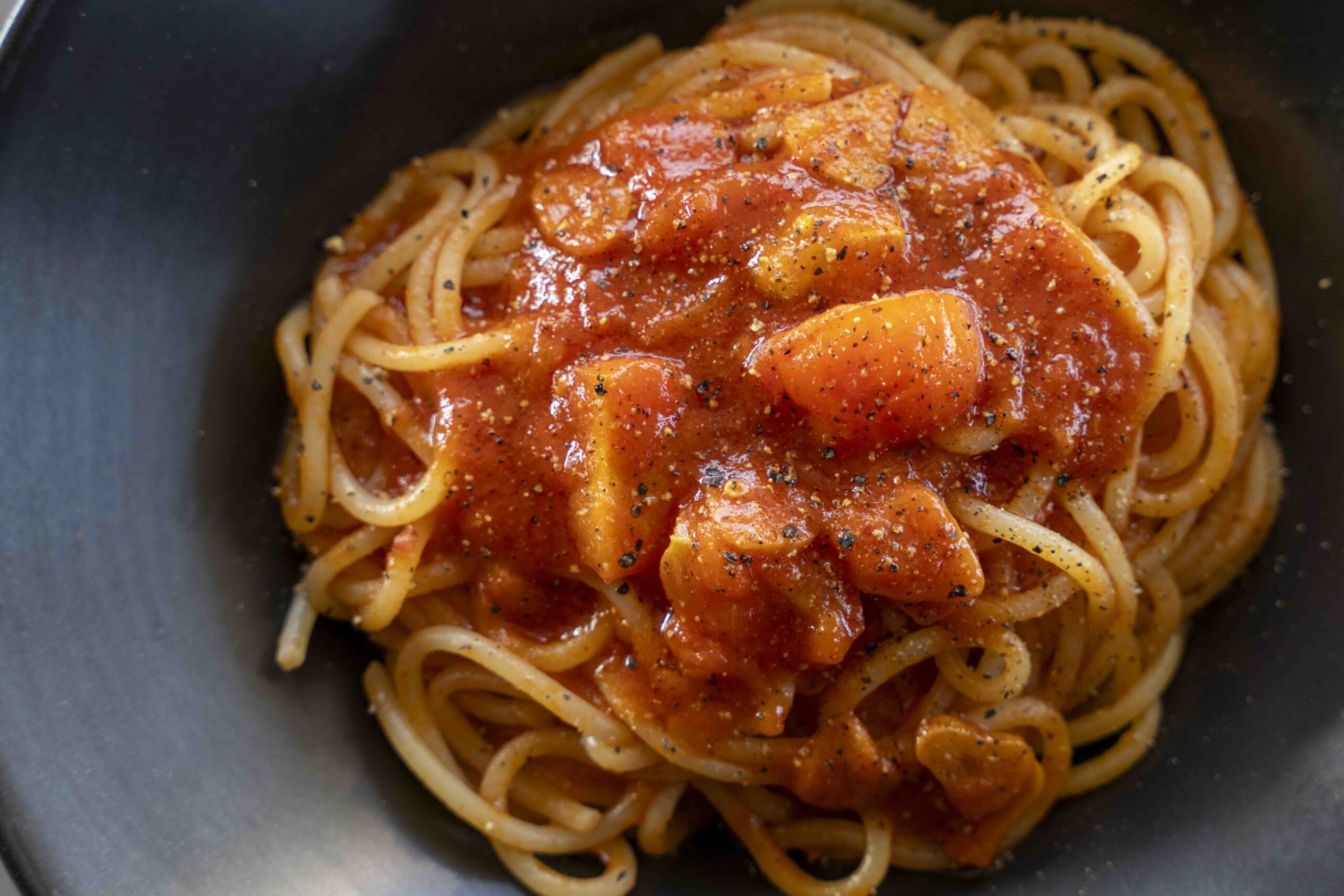 フェイマスニッチのアラビアータ｜トマトソースと唐辛子を使ったシンプルなパスタ