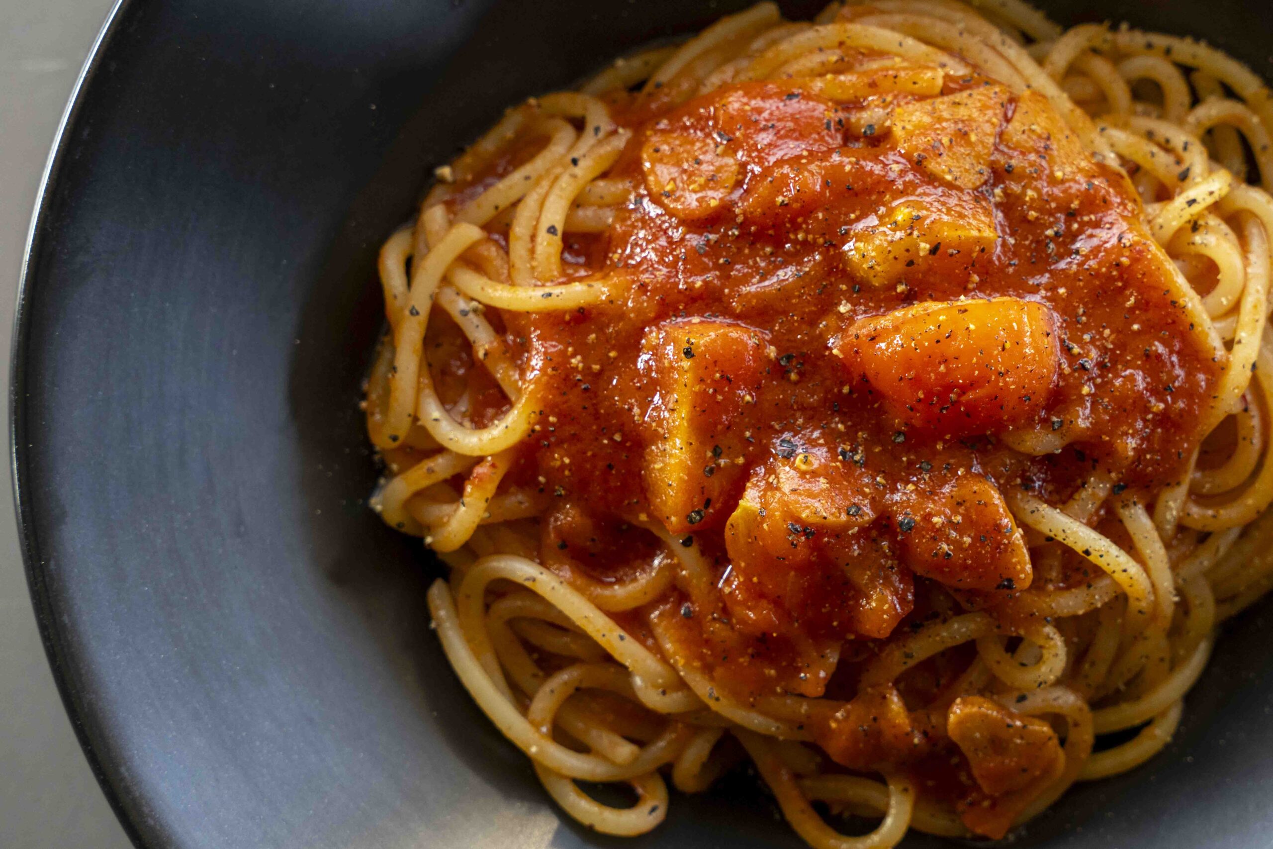 フェイマスニッチのアラビアータ｜トマトソースと唐辛子を使ったシンプルなパスタ