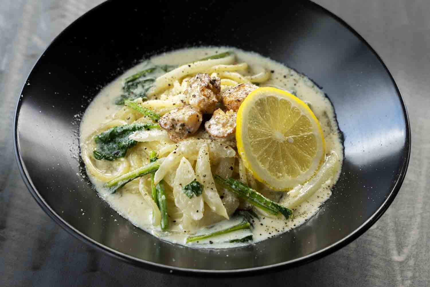 レモン香る、女性に人気のホタテクリームパスタ