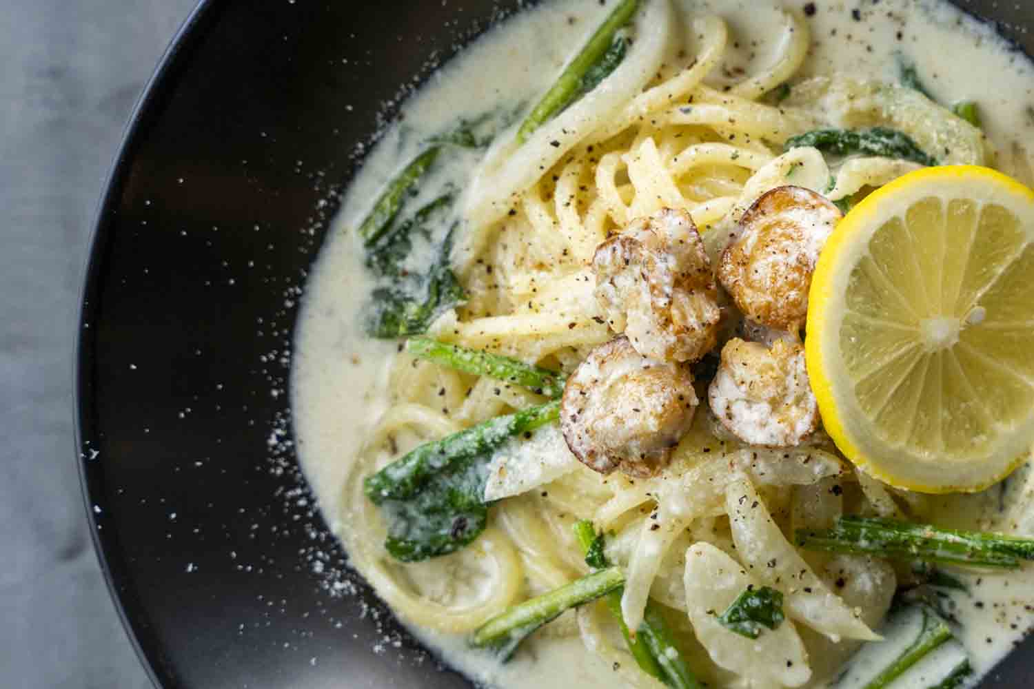 レモン香る、女性に人気のホタテクリームパスタ