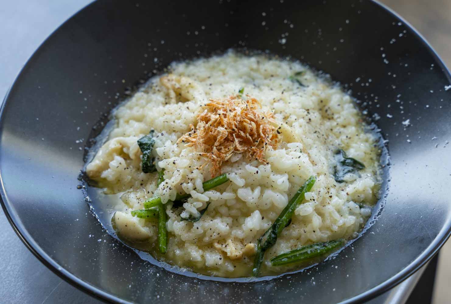 あみ漬けとほうれん草のクリームリゾットの盛り付け写真