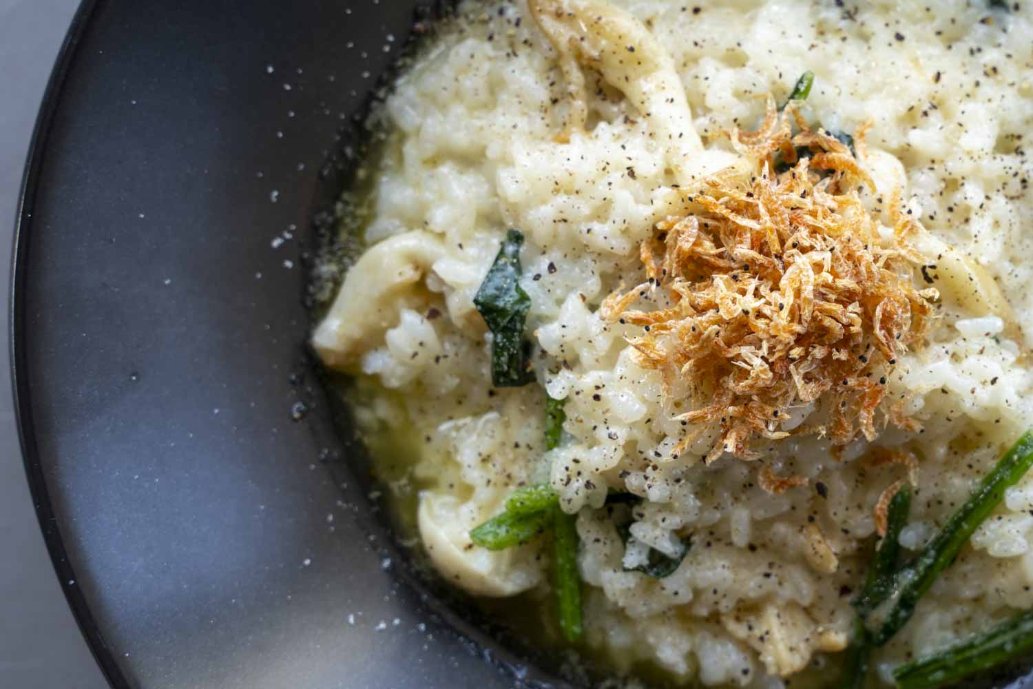 あみ漬けとほうれん草のクリームリゾットの盛り付け写真