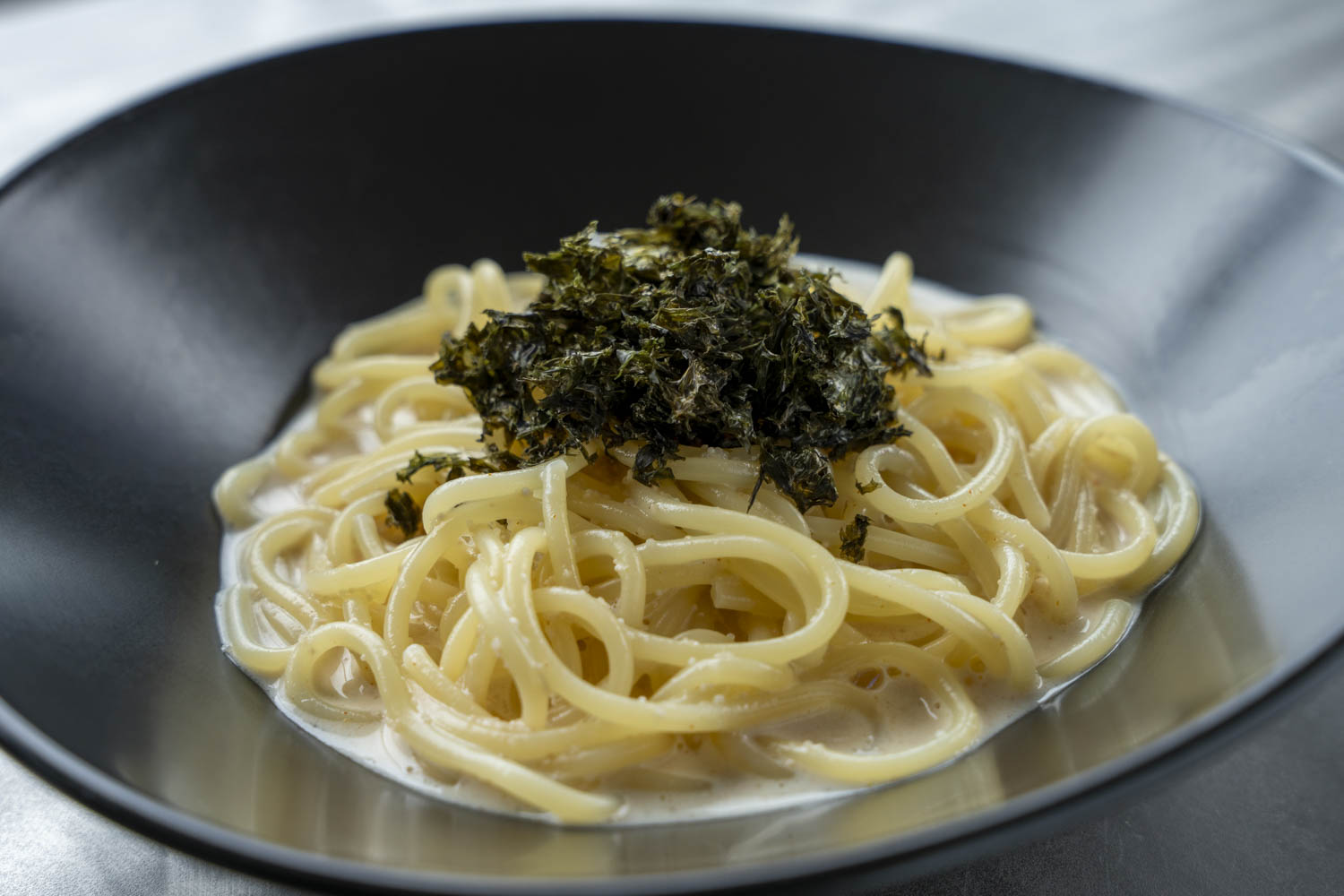 明太子クリームパスタに刻み海苔をトッピングした一皿
